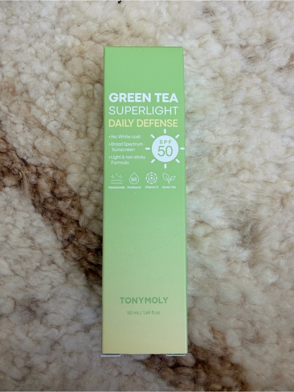 TONYMOLY Green Tea Superlight Daily Defense SPF 50 - Light Green
